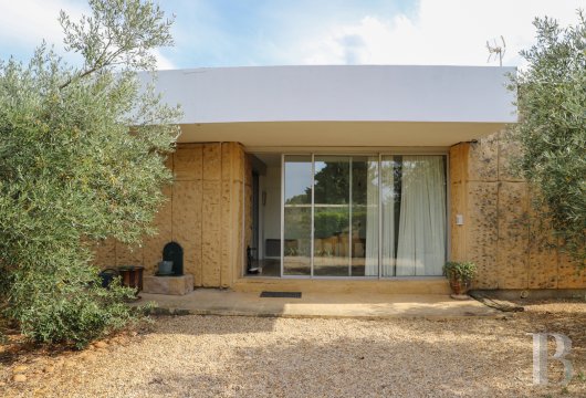 A villa designed and built by a Modernist architect in the heart of an arboreal estate close to Nîmes - photo  n°9